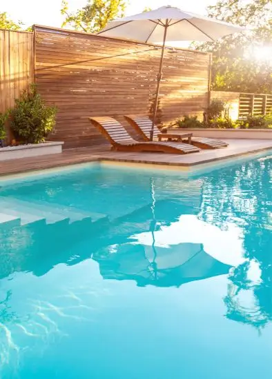 Piscina compacta com agua cristalina