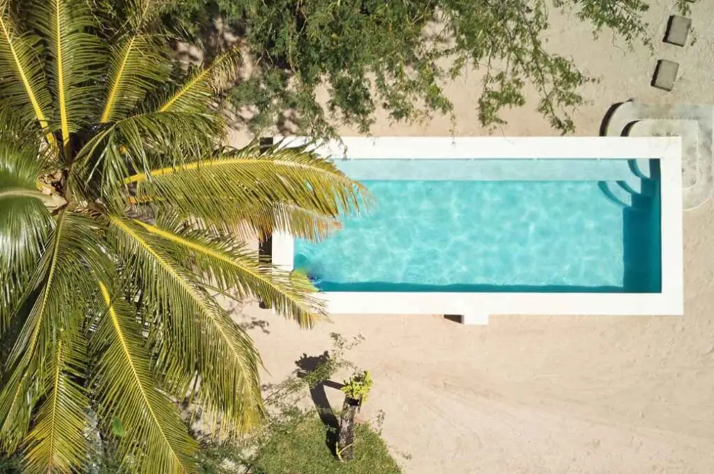 Piscina e natureza, agua cristalina