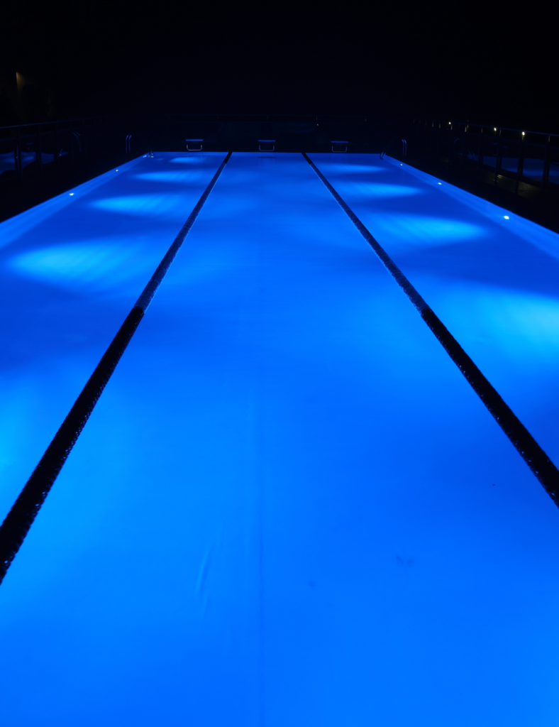 Piscina iluminada olímpica